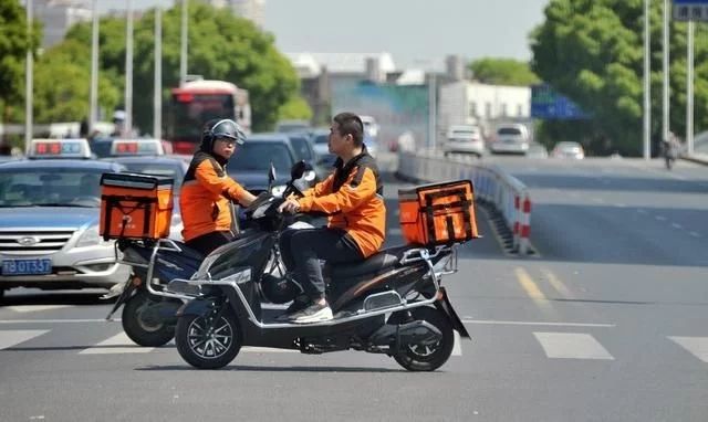 外賣后廚進(jìn)行直播，食品安全檢測(cè)儀保障食品安全問(wèn)題