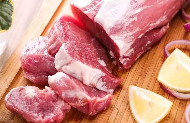 市場(chǎng)中購(gòu)買的肉，竟然掐出水了，這是怎么一回事呢？